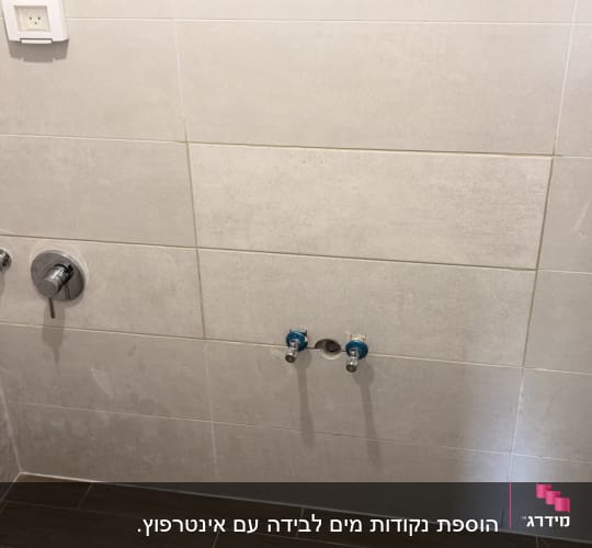 קיר עם חיבורים לצנרת מים